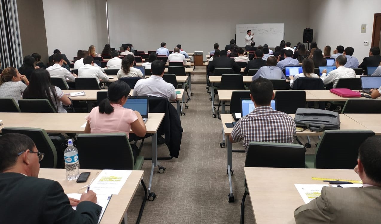 El curso de Análisis financiero se llevó a cabo en una de las aulas del edificio del Instituto BCP.