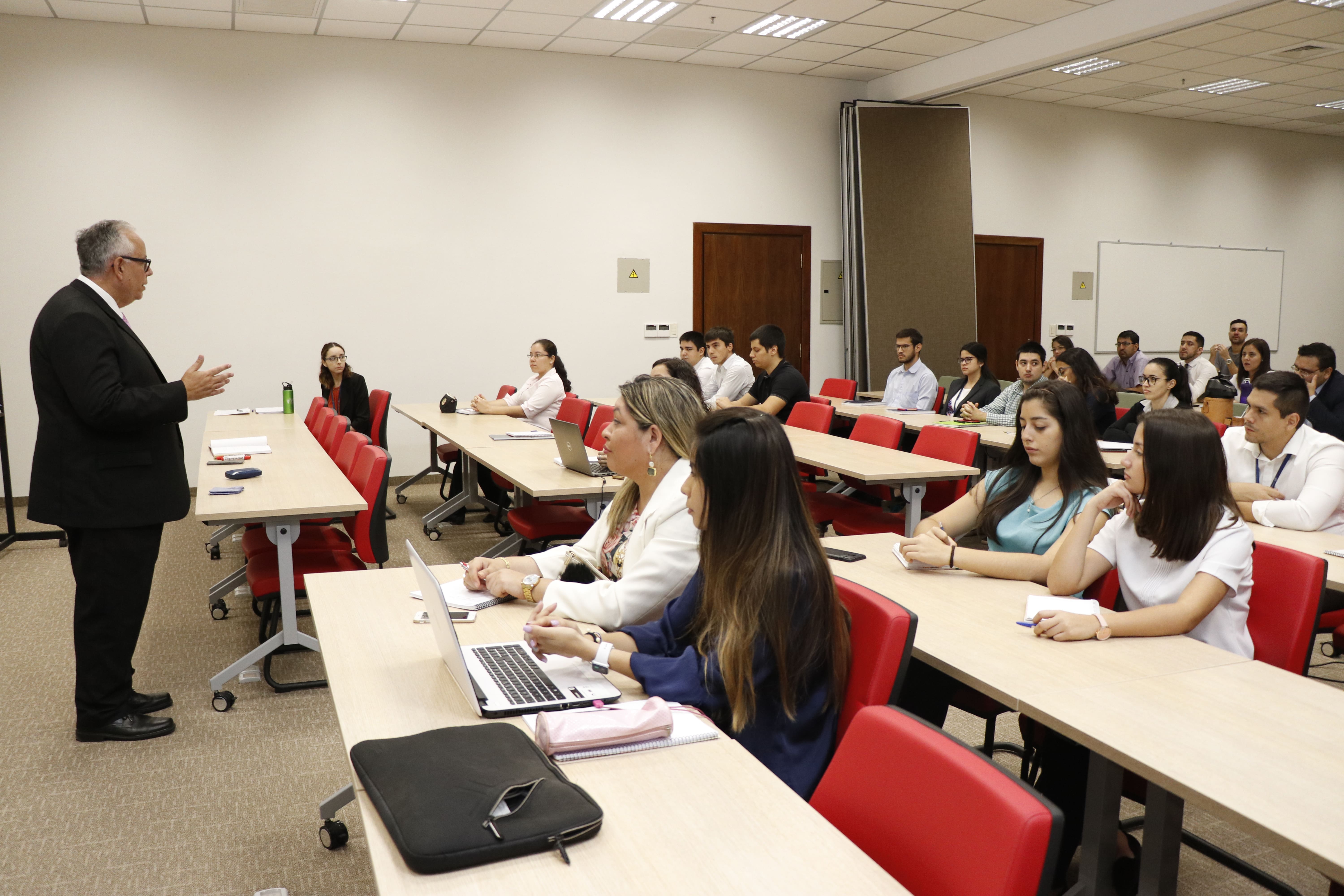 Las clases se desarrollarán los días martes y jueves y buscarán orientar y capacitar a los jóvenes aspirantes a PhD. y maestrías en Economía.