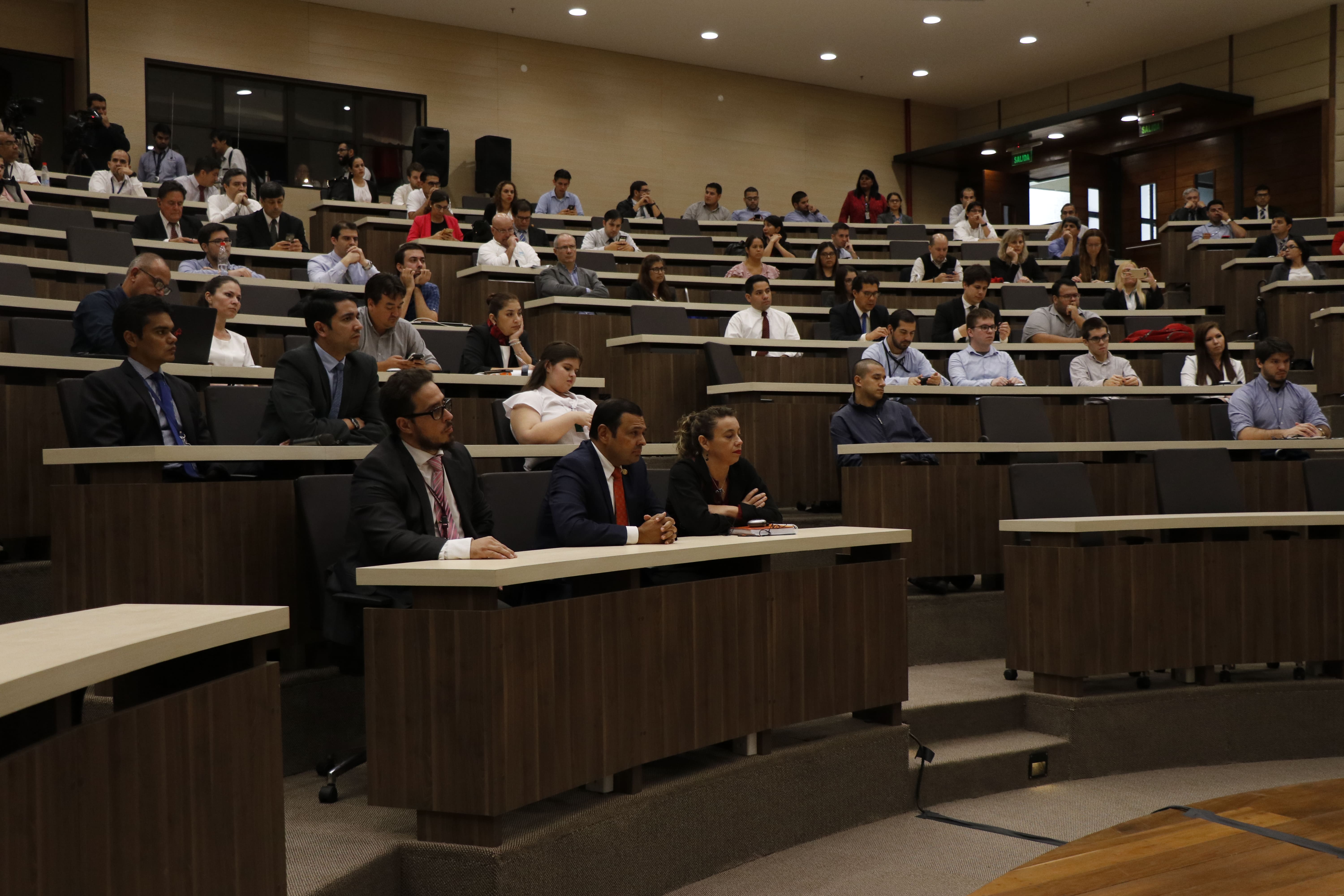 Los participantes, provenientes de instituciones financieras, educativas y de diversas empresas